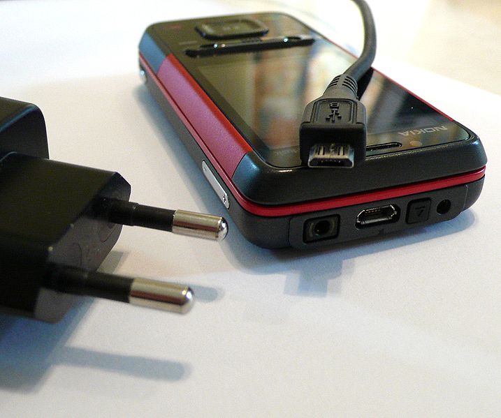 Datei:Micro USB phone charger.jpg
