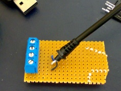 Lochplatine mit USB-Kabel
