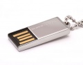 Miniaturausführung eines 8GB-USB-Speichersticks (ca. 31 mm × 13 mm × 3,5 mm)